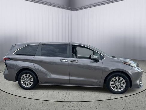Used 2021 Toyota Sienna XLE FWD image 6