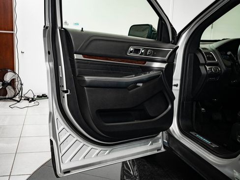 Used 2017 Ford Explorer Platinum image 30