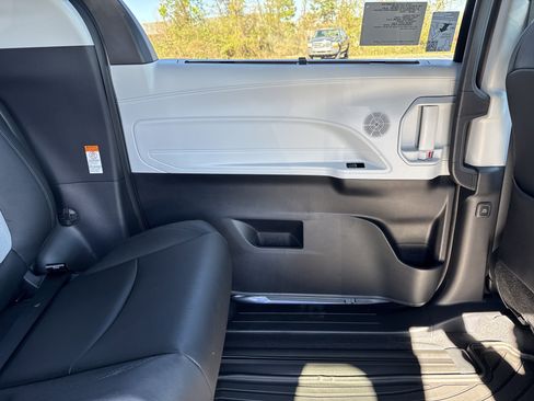 New 2026 Toyota Sienna XSE image 37