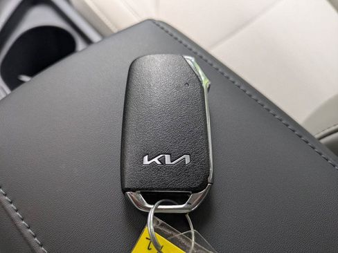 Used 2025 Kia Niro EX FWD image 29