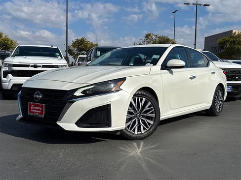 Used 2023 Nissan Altima 2.5 SV image 2