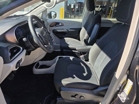 Used 2022 Chrysler Voyager LX image 35
