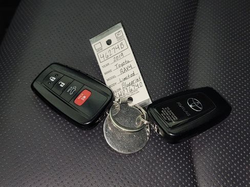 Used 2019 Toyota RAV4 Limited image 30