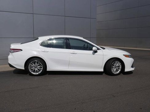 Used 2018 Toyota Camry XLE FWD image 2