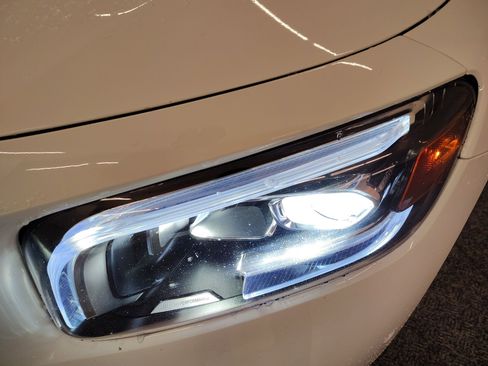 Used 2022 Mercedes-Benz GLB 250 4MATIC image 11