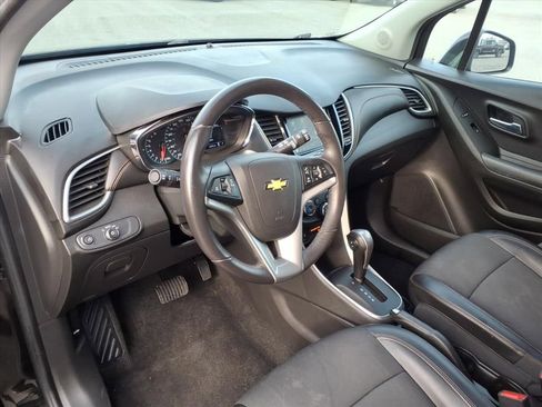 Used 2020 Chevrolet Trax LT w/ LT Convenience Package image 13