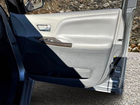 Used 2018 Toyota Sienna XLE image 22