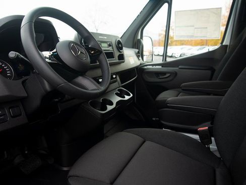Used 2025 Mercedes-Benz Sprinter 2500 image 35
