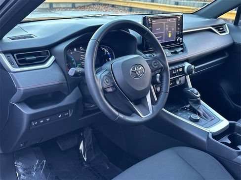 Used 2021 Toyota RAV4 SE image 19