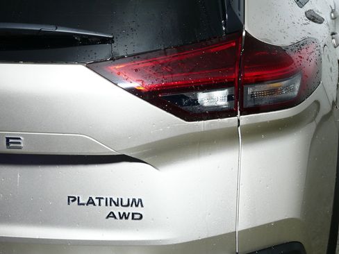 Used 2021 Nissan Rogue Platinum image 17