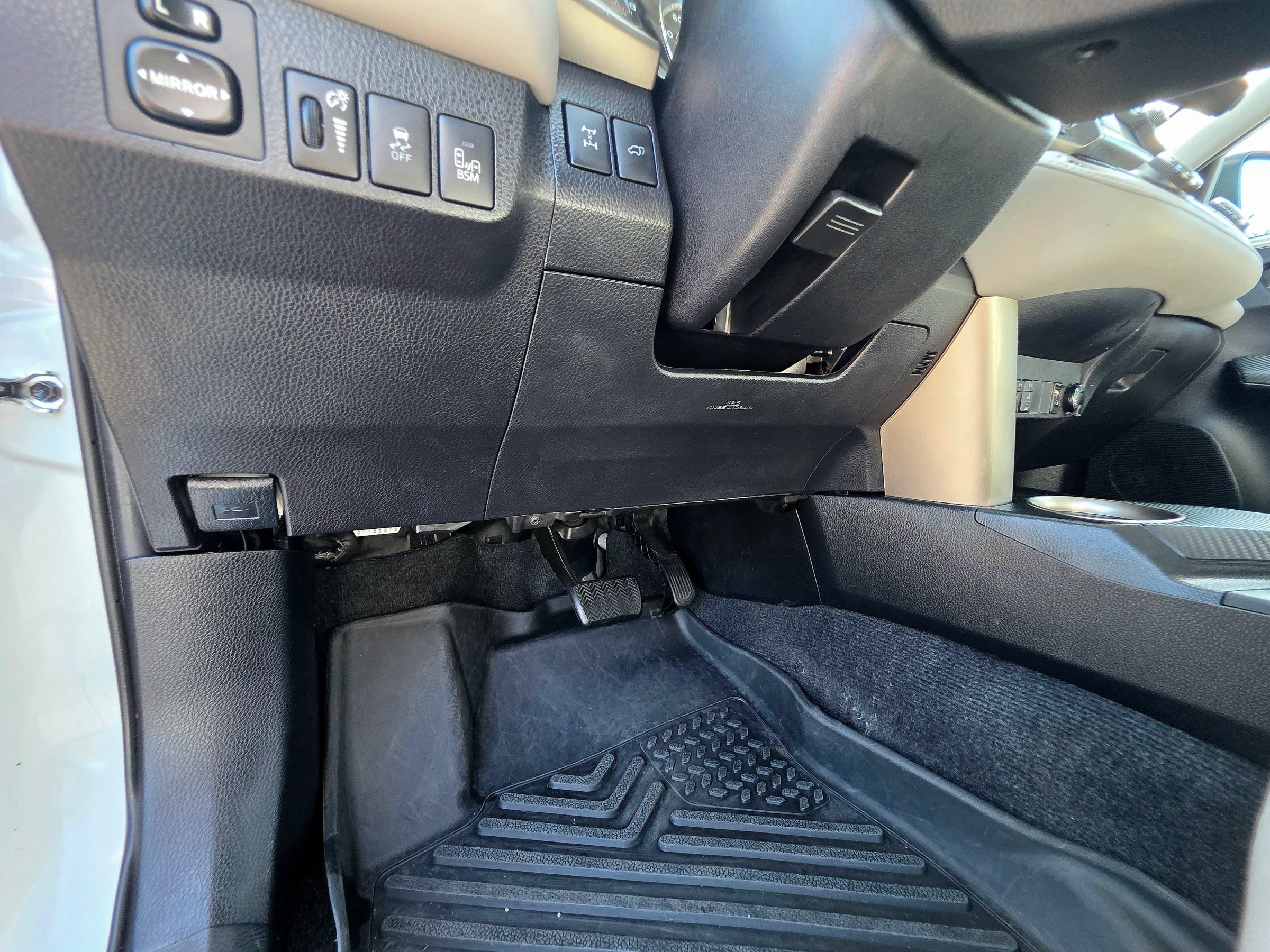 Used 2014 Toyota RAV4 Limited w/ Technology Package AWD/4WD image 42