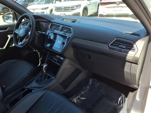 Certified 2022 Volkswagen Tiguan SE R-Line FWD image 24