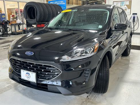 Used 2022 Ford Escape SE w/ SE Sport Appearance Package image 5
