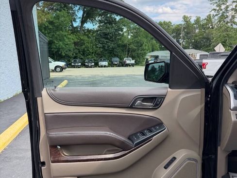 Used 2019 Chevrolet Tahoe LT w/ Luxury Package AWD/4WD image 13