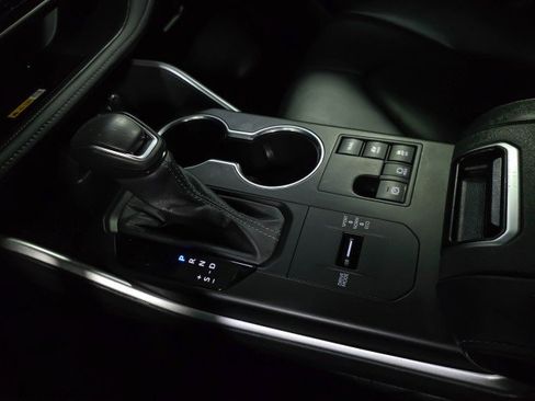 Used 2023 Toyota Highlander XLE image 29