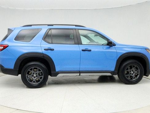 Used 2023 Honda Pilot TrailSport image 4