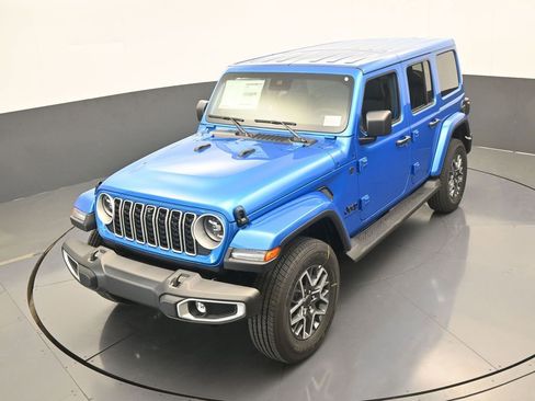 Used 2025 Jeep Wrangler Sahara AWD/4WD image 45