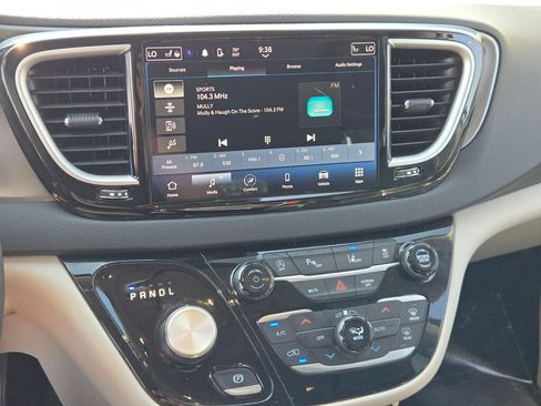 Certified 2023 Chrysler Pacifica Touring-L FWD image 9