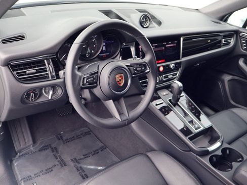 Certified 2025 Porsche Macan AWD/4WD image 4