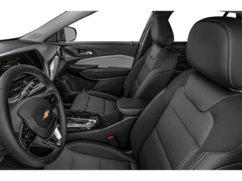 Used 2025 Chevrolet Trax LT FWD image 9