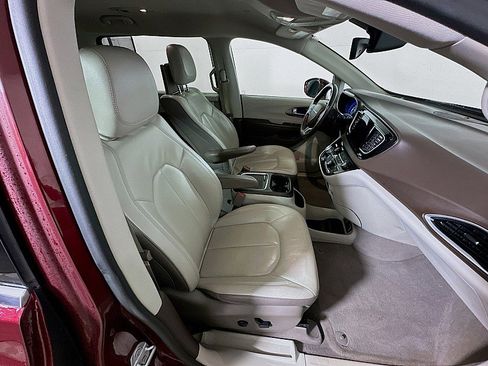 Used 2018 Chrysler Pacifica Touring-L Plus w/ Tire & Wheel Group image 28