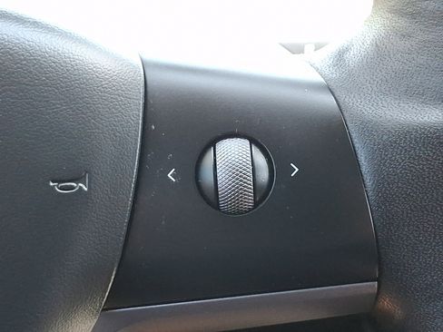 Used 2023 Tesla Model Y AWD image 22