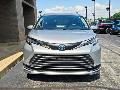Used 2021 Toyota Sienna LE FWD image 2