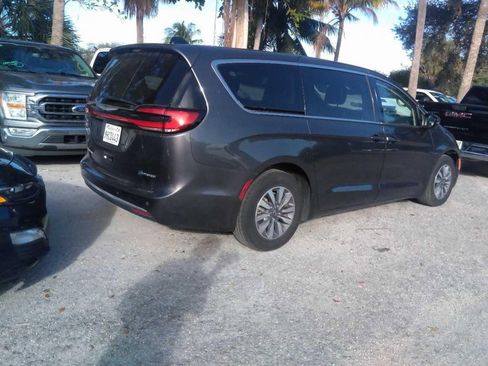 Used 2023 Chrysler Pacifica Touring-L image 5