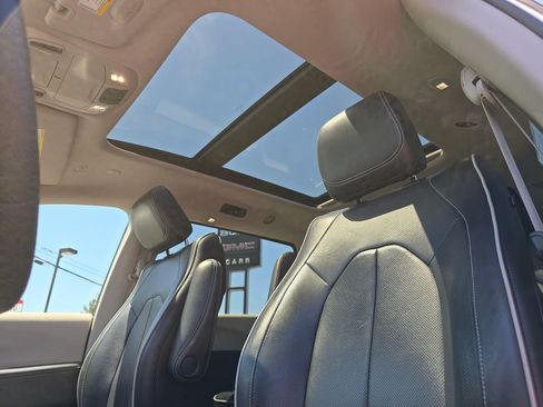 Used 2023 Chrysler Pacifica Limited FWD image 23