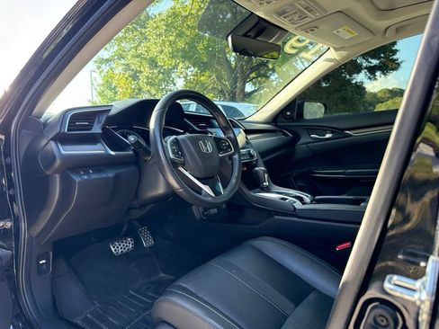 Used 2019 Honda Civic Touring image 10