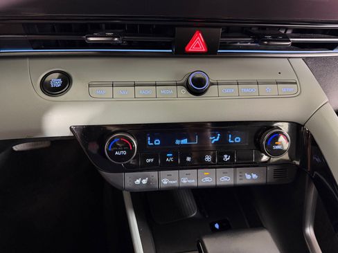 Used 2025 Hyundai Elantra Limited FWD image 16
