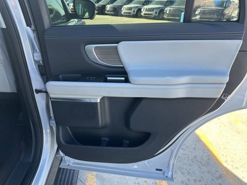 Used 2025 Ford Expedition Platinum AWD/4WD image 25