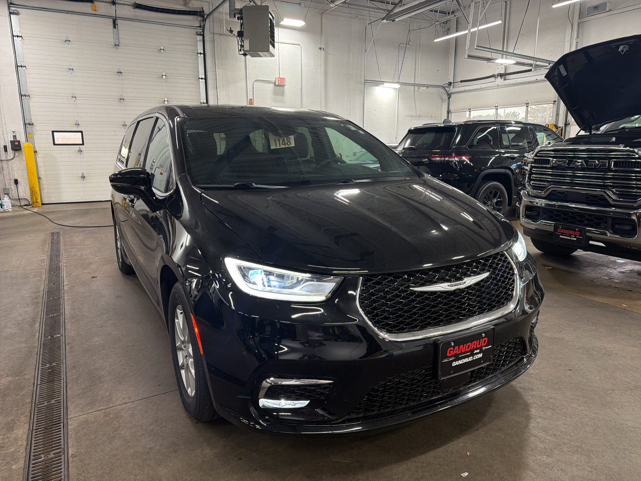 Used 2026 Chrysler Pacifica Select FWD image 2