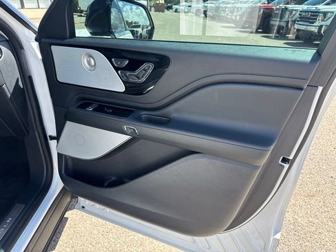 Used 2025 Lincoln Aviator Reserve w/ Luxury Package AWD/4WD image 30