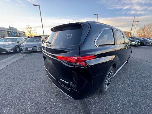 Used 2025 Toyota Sienna Platinum image 3