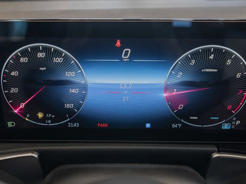 Used 2025 Mercedes-Benz GLB 250 4MATIC image 10