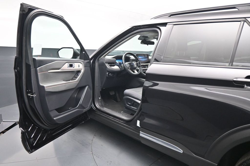 Used 2025 Ford Explorer Active AWD/4WD image 8