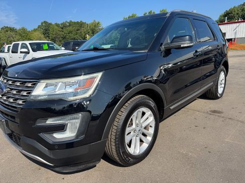 Used 2017 Ford Explorer XLT w/ Equipment Group 202A FWD image 9