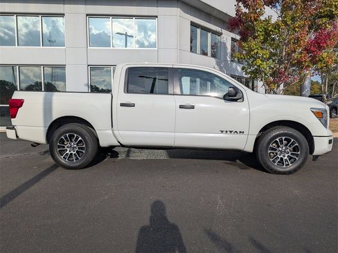 Used 2022 Nissan Titan SV image 3