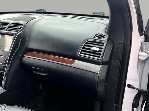 Used 2018 Ford Explorer Platinum image 12