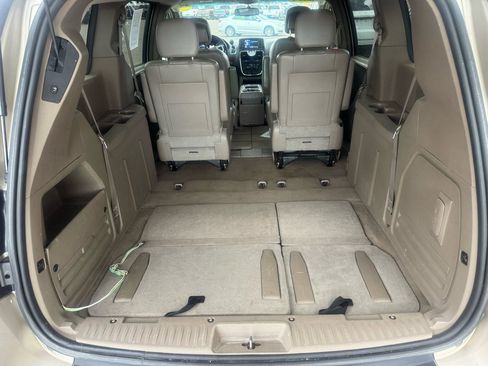 Used 2014 Chrysler Town & Country Touring image 9