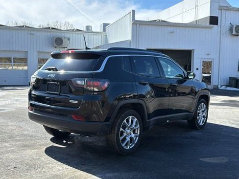 Used 2023 Jeep Compass Latitude w/ Sun and Sound Group AWD/4WD image 6