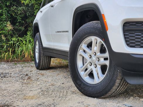 New 2025 Jeep Grand Cherokee Laredo image 18