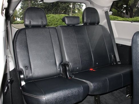 Used 2015 Toyota Sienna SE w/ SE Preferred Package FWD image 17