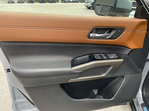 Used 2025 Nissan Pathfinder Platinum w/ Cargo Package image 5