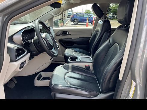 Used 2022 Chrysler Pacifica Touring-L FWD image 2