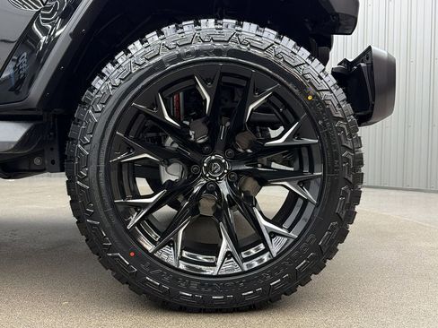 Used 2025 Jeep Wrangler Unlimited Sahara image 10