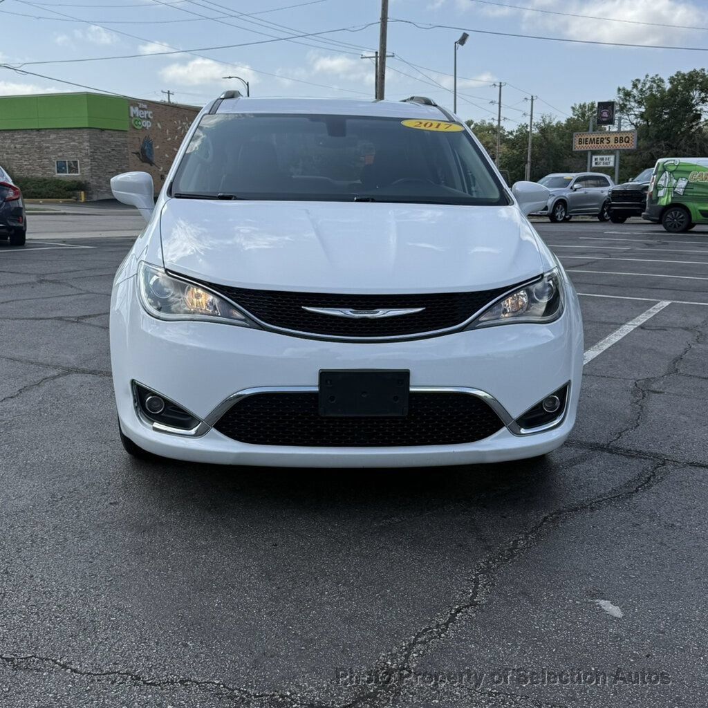 Used 2017 Chrysler Pacifica Touring-L Plus FWD image 4