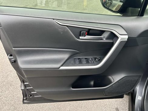 Used 2020 Toyota RAV4 XLE Premium FWD image 27