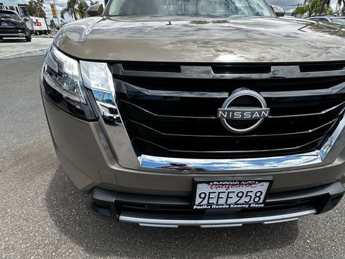 Used 2023 Nissan Pathfinder Platinum FWD image 4